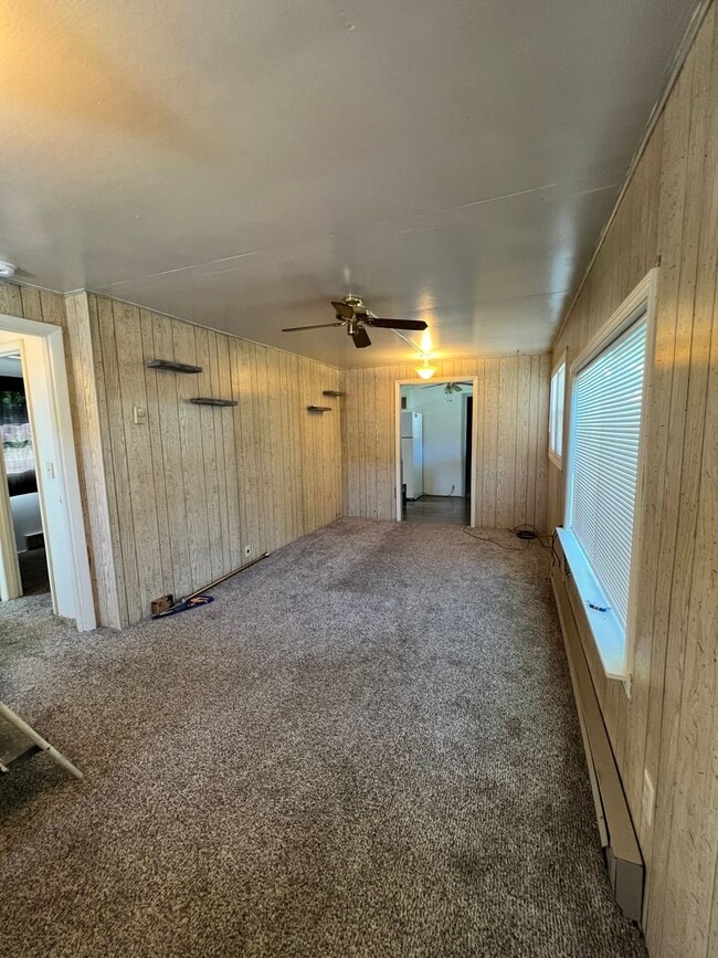 Building Photo - Small Town Living Opportunity!