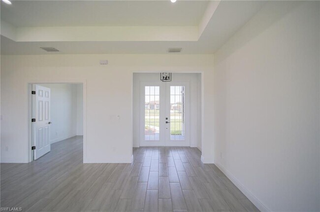 Foto del edificio - 422 Kismet Pkwy E
