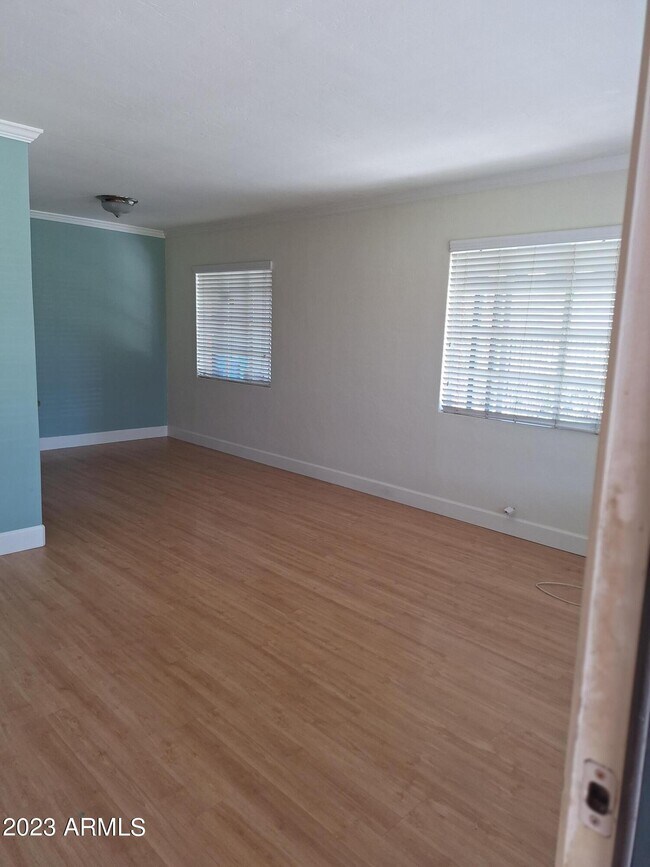 Building Photo - 808 W Earll Dr