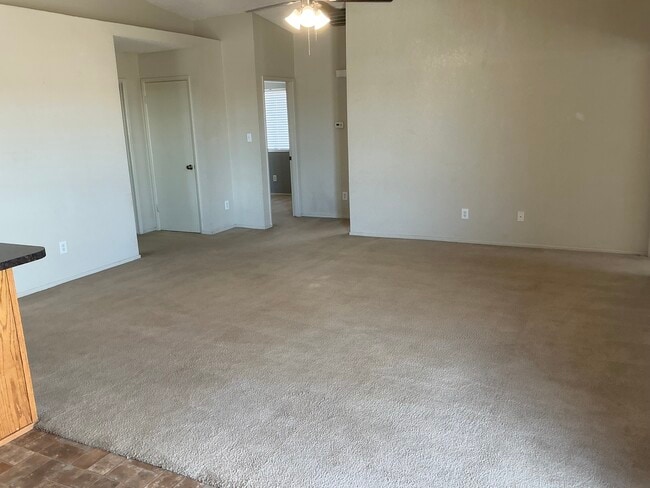 Foto del edificio - 4402 S Jasmine Ave