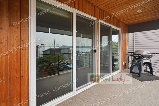 Foto del edificio - Immaculate and LARGE 4-Bedroom Home in Unb...