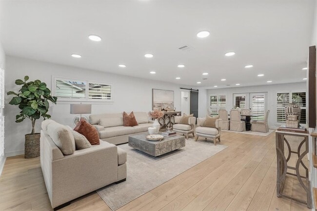 Building Photo - 2830 Fontana Dr