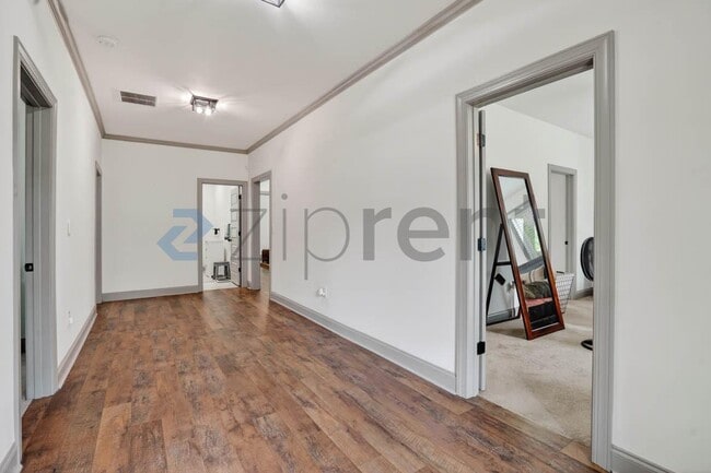 Building Photo - Unit