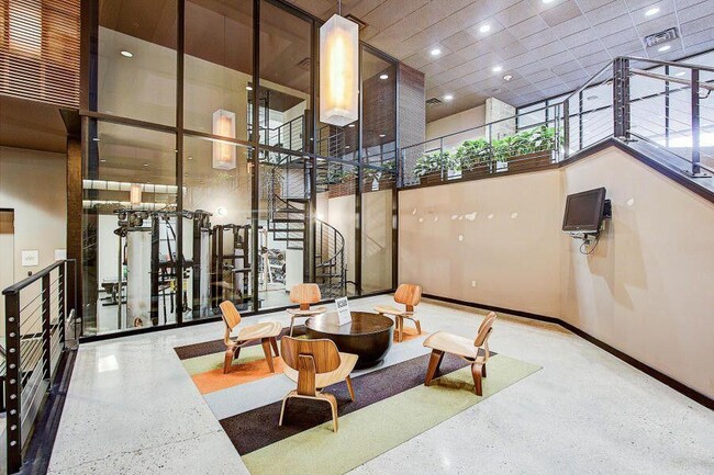 Foto del edificio - 270 E Highland Ave