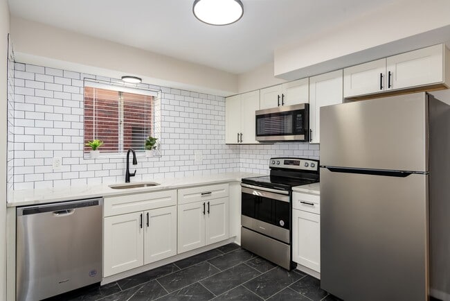 Foto del edificio - Lindenwood Heights Apartments