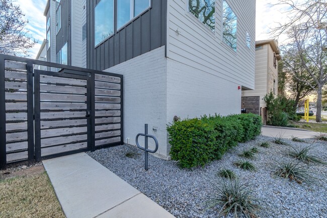 Building Photo - Newer 2 Bed Townhome Walkable to Lakewood and Lower Greenville!  Available August 1st!