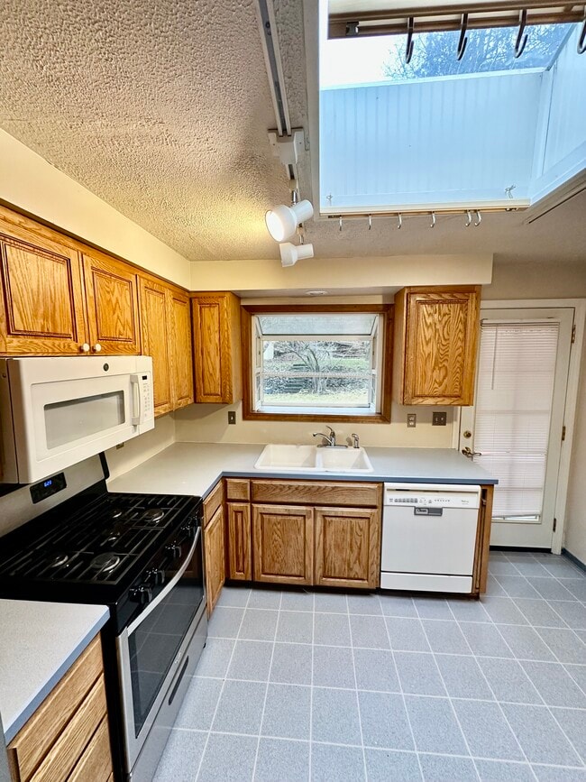 Building Photo - 2816 W Dell Dr