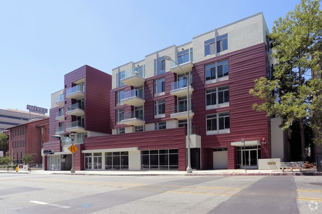 Building Photo - Los Robles