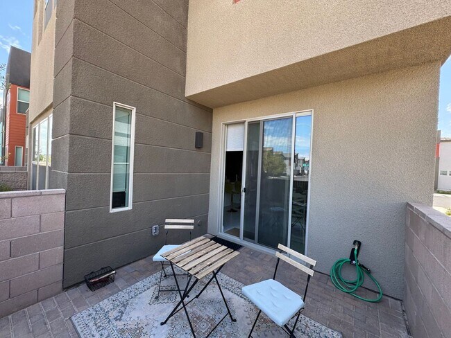 Foto del edificio - Modern Furnished 3 Bedroom Townhome in Pri...