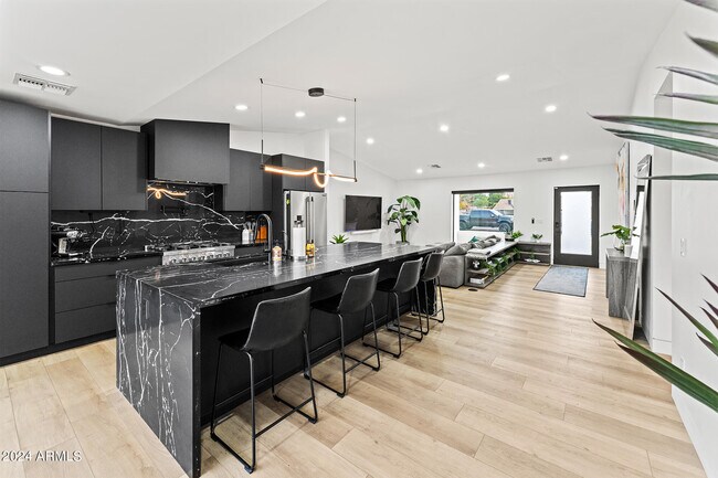 Foto del edificio - 4334 E Lewis Ave