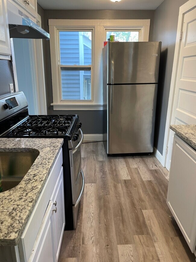 Building Photo - 21 Forest Ave