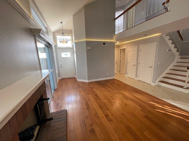 Sala de estar con piso de madera - 10545 Kemerton Rd