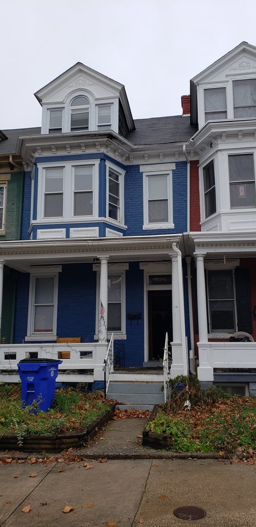 Foto del edificio - 4 bedroom, 1 bath, half double