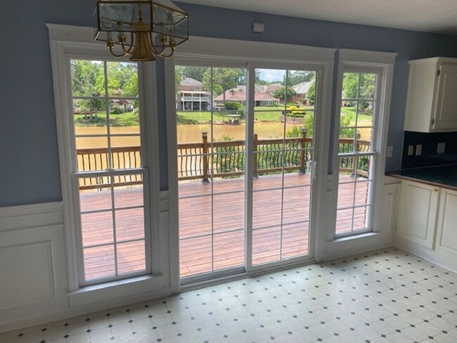 Building Photo - Lakefront family home
