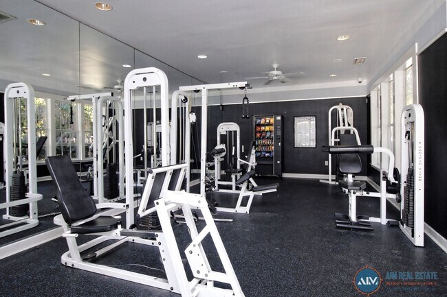 Foto del edificio - Spacious Top-Floor 2-Bedroom/2-bathroom Condo in The Estates at Westbury Park