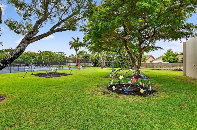 Building Photo - 5780 Sun Pointe Cir