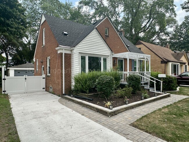 Foto del edificio - Charming Royal Oak 3-Bed with Sunroom, Dec...