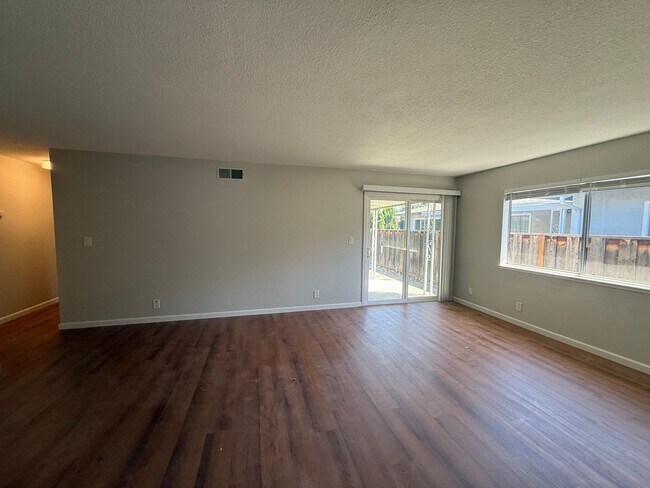 Foto del edificio - *Cambrian Park* Updated 2BR/2B single story duplex.