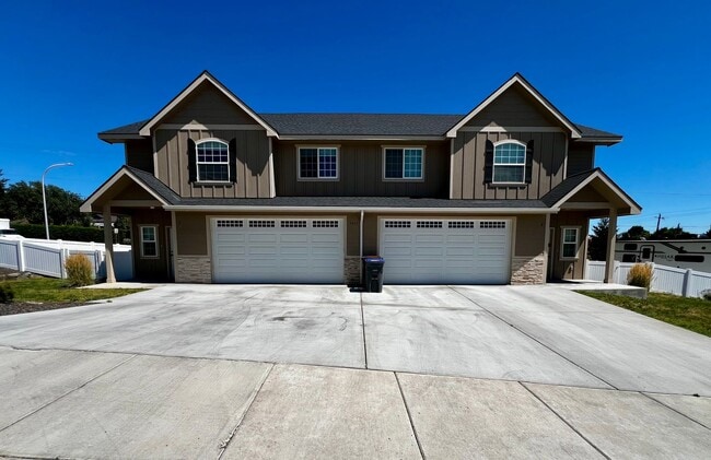 Building Photo - 7433 Saddlebrook Lp