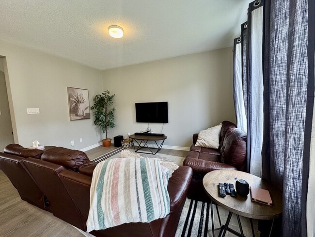 Building Photo - 667 Allied Mews