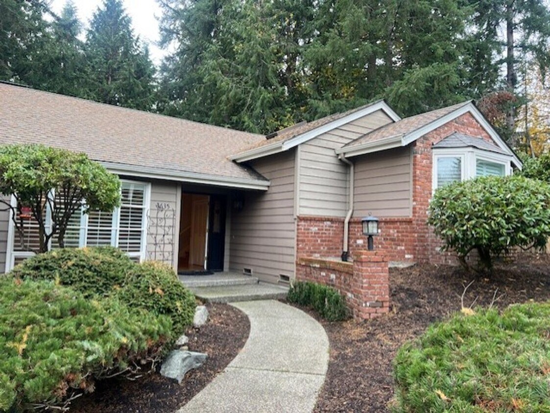 Foto principal - Highly desirable Sammamish 3 bedroom, 3 ba...
