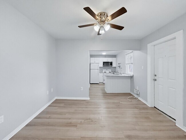 Building Photo - 1115 Highland St N