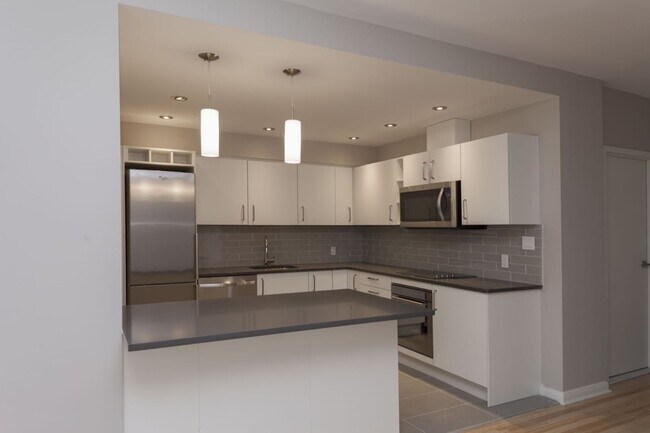 Building Photo - 3495 Rue de la Montagne