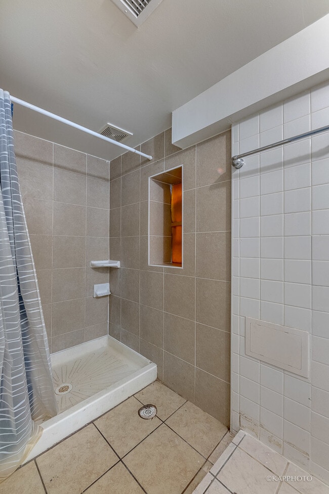 shower - 3121 W 39th Pl