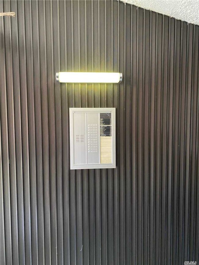 Building Photo - 83-60 Vietor Ave