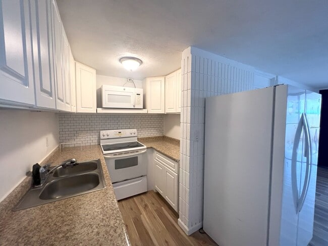 Building Photo - 3 bedroom 2 bath Townhome with 2 large cou...