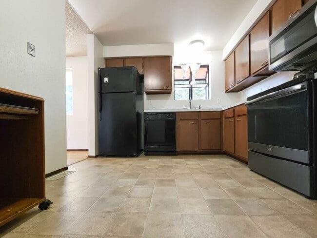 Building Photo - Pet-Friendly 3-Bedroom Rambler with Fenced...