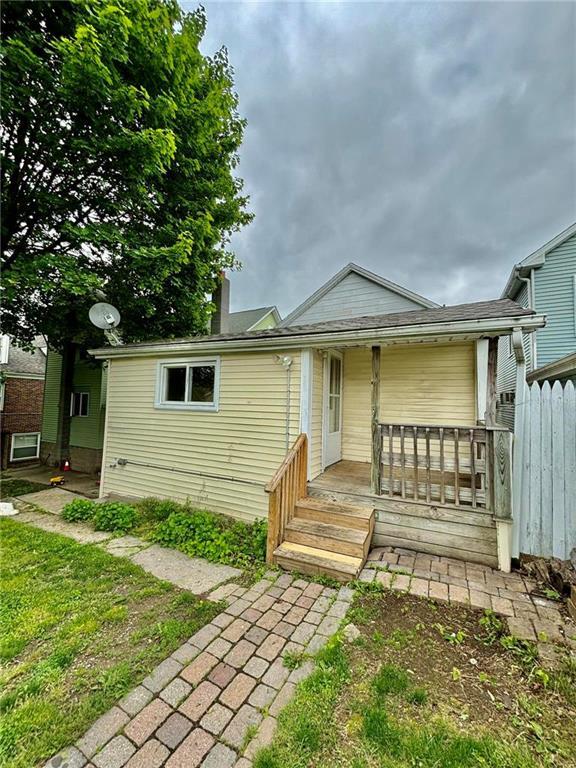 82 Garibaldi Ave Unit 2nd Floor, Roseto, PA 18013 Room for Rent in