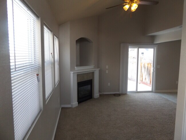 Foto del edificio - Beautiful Open Floor Plan Featuring Two Be...
