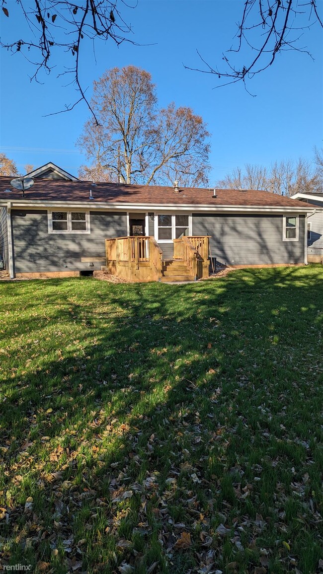 Building Photo - 3 br, 2 bath House - 834 West Broadmoor St...