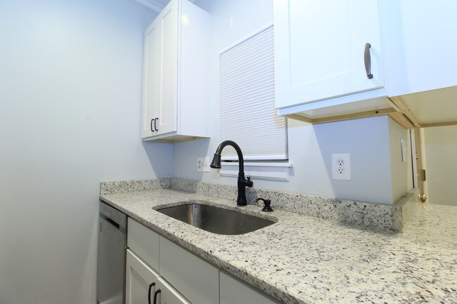 Building Photo - 224 N Poplar St