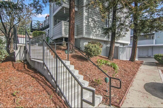 Building Photo - 658 River Oak Way