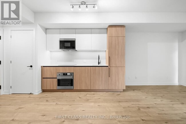 Building Photo - 35 Parliament St