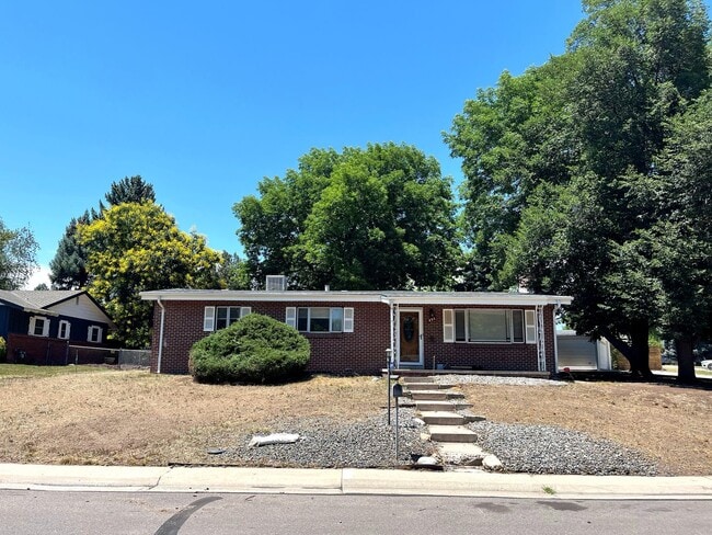 HUGE 4bd 4bth with Finished Basement and 2 Kitchens!! - HUGE 4bd 4bth with Finished Basement and 2 Kitchens!! House