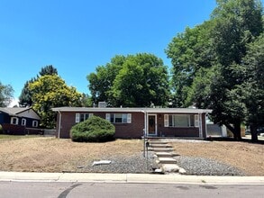 Building Photo - 895 Holland St