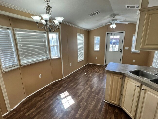 Building Photo - 3318 Chicago Bears St