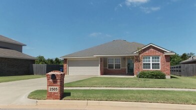 Building Photo - 2505 Demotte Dr