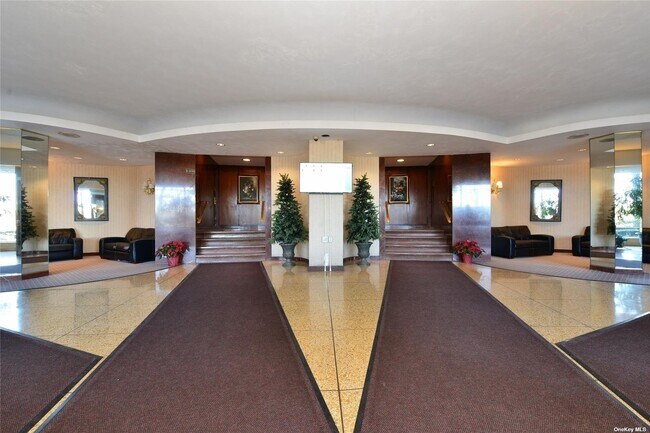 Foto del edificio - 61-20 Grand Central Pkwy
