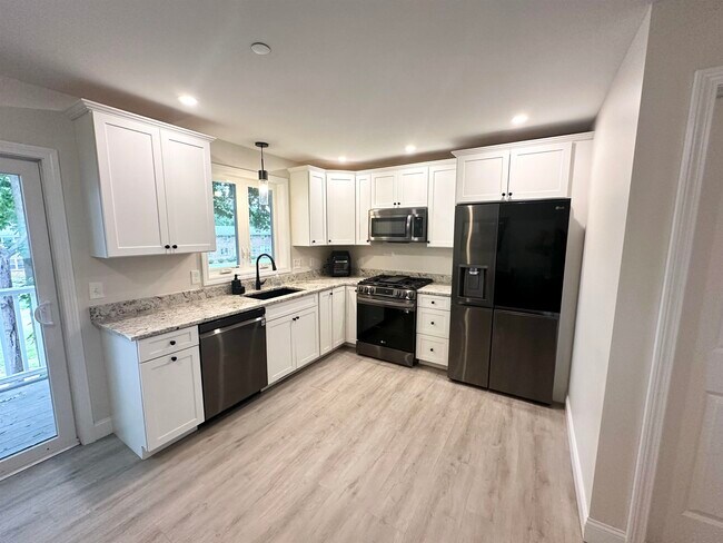 Building Photo - 10 Sapphire Ln