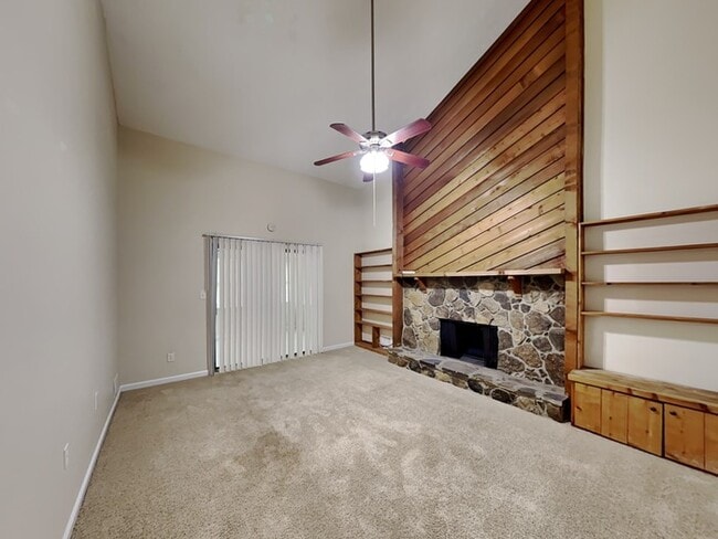 Building Photo - Spacious Home on Private Lot!