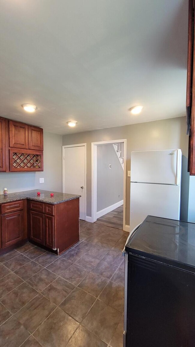 Building Photo - Beautifully remodeled and pet friendly