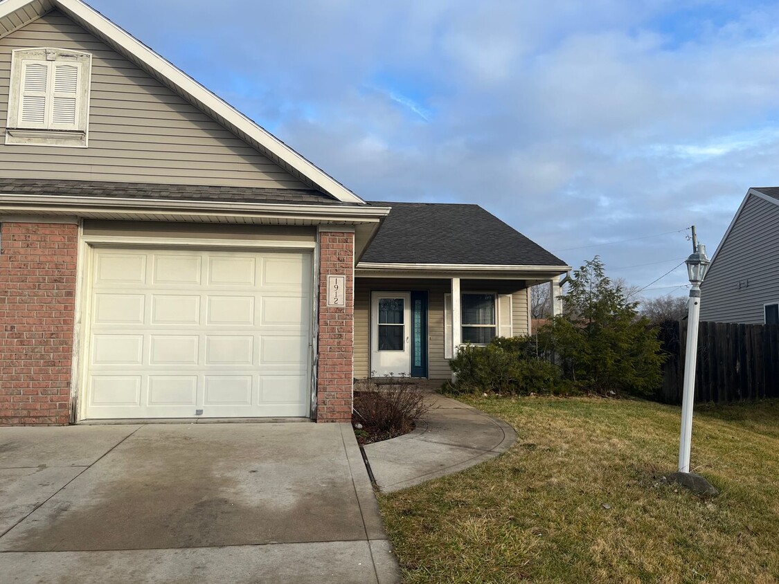 1912 Beechmont Dr, Fort Wayne, IN 46825 House Rental in Fort Wayne