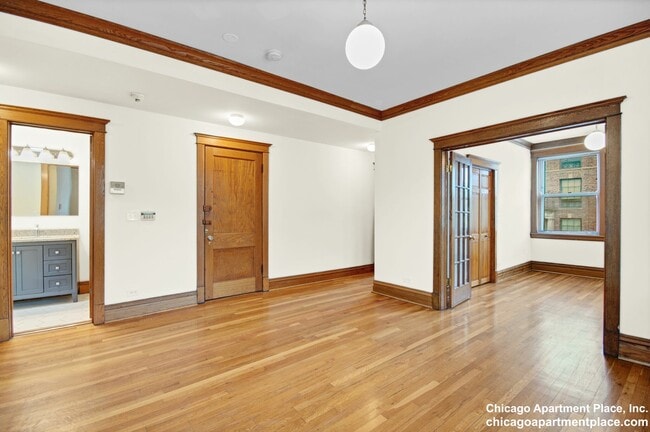 Building Photo - 3600 N Hermitage Ave
