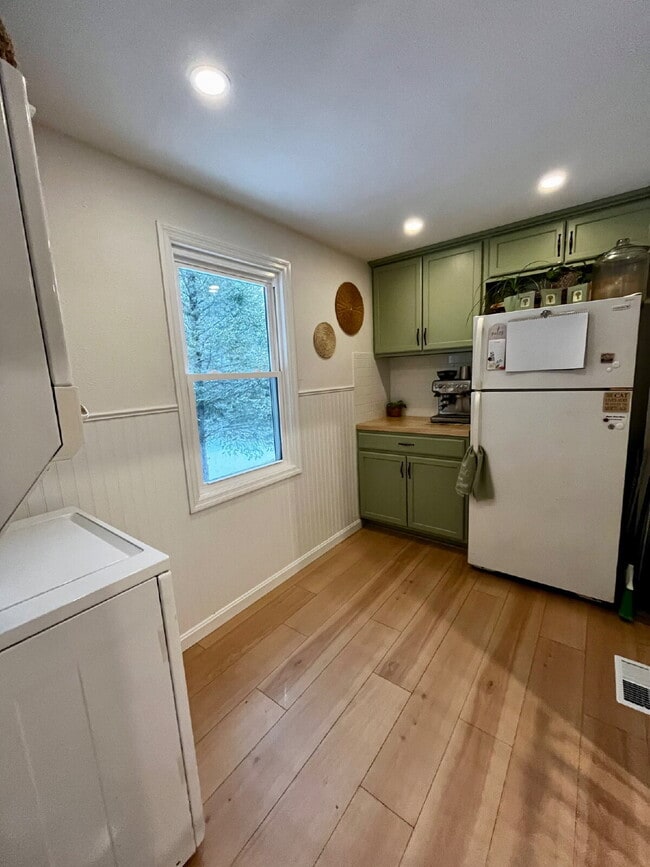 Foto del edificio - Gorgeous updated 2 bedroom in Perrymont/Sandusky with off street parking.