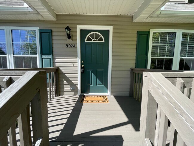 Foto del edificio - Incredible, newly renovated 3 br 3.5 ba Ca...