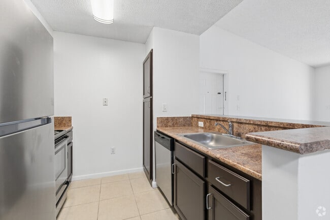 2 habitaciones, 1 baño - 857 pies cuadrados - Cocina - The Hamlet at Walden Pond - Senior 62+